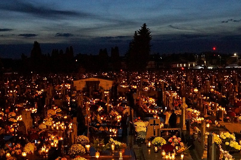 Cmentarz parafialny 1 XI wieczorem