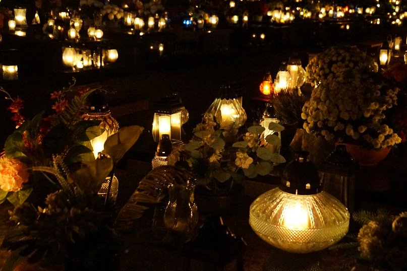 Cmentarz komunalny 1 XI wieczorem - zdjęcia