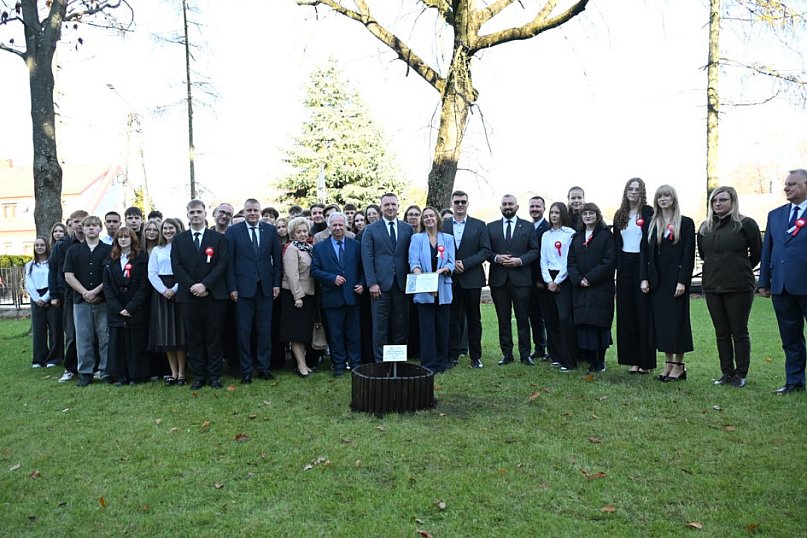 Zasadzenie dębu &gt;Bartuś&lt; na placu I LO w Radzyniu