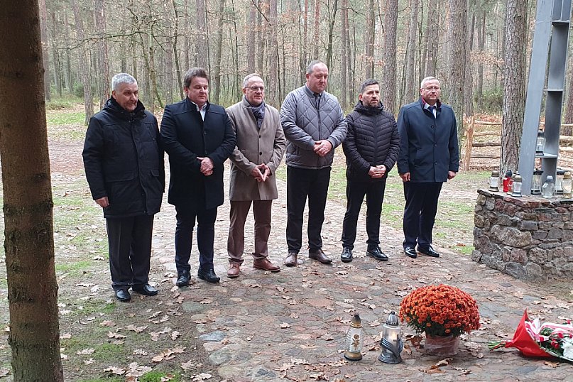 Złożenie kwiatów przez delegację RaSIL i RG