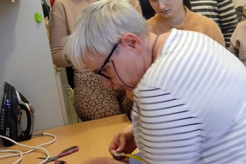 Wizyta uczniów SOSW u krawcowej