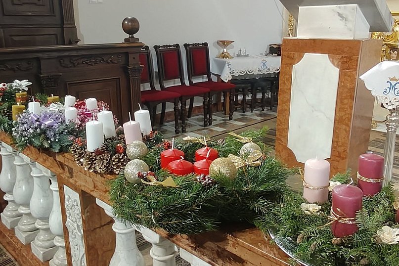 Święcenie wieńców adwentowych w parafii Trójcy Św.
