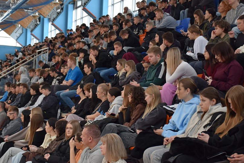 Spotkanie uczniów ZSP z policjantem