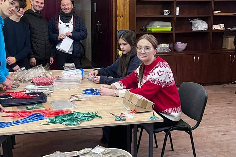 Przygotowywanie siana i pierników przez oazowiczów