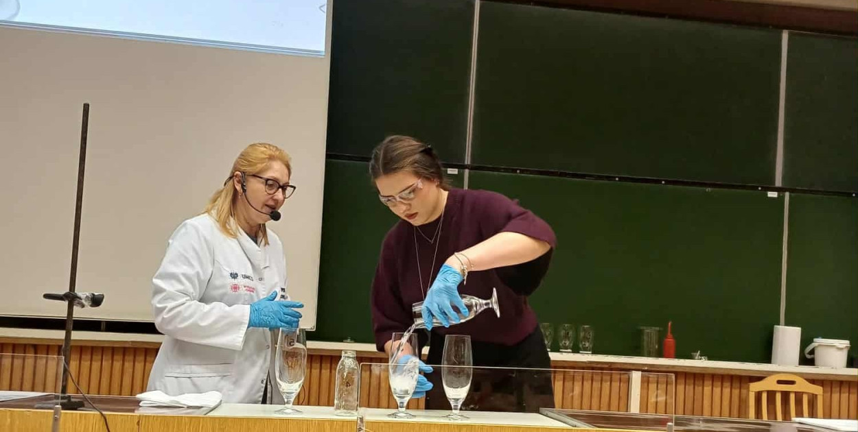 Uczniowie I LO na pokazach chemicznych na UMCS-ie