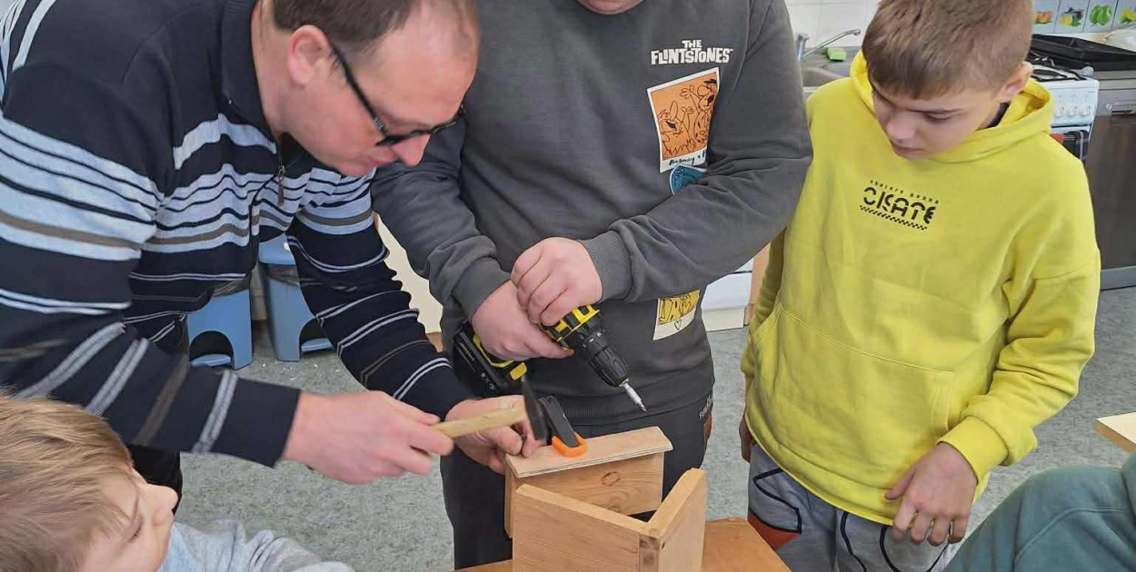 Uczniowie SOSW wykonywali karmniki dla ptaków