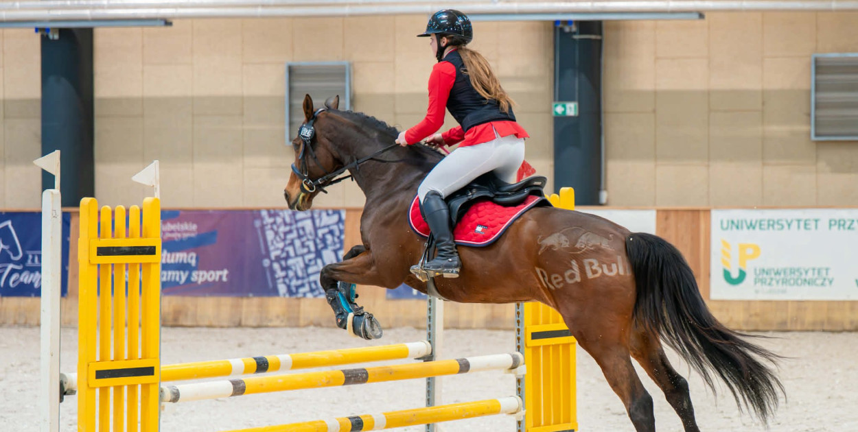 Uczennica I LO wicemistrzynią w skokach koniem przez przeszkody!