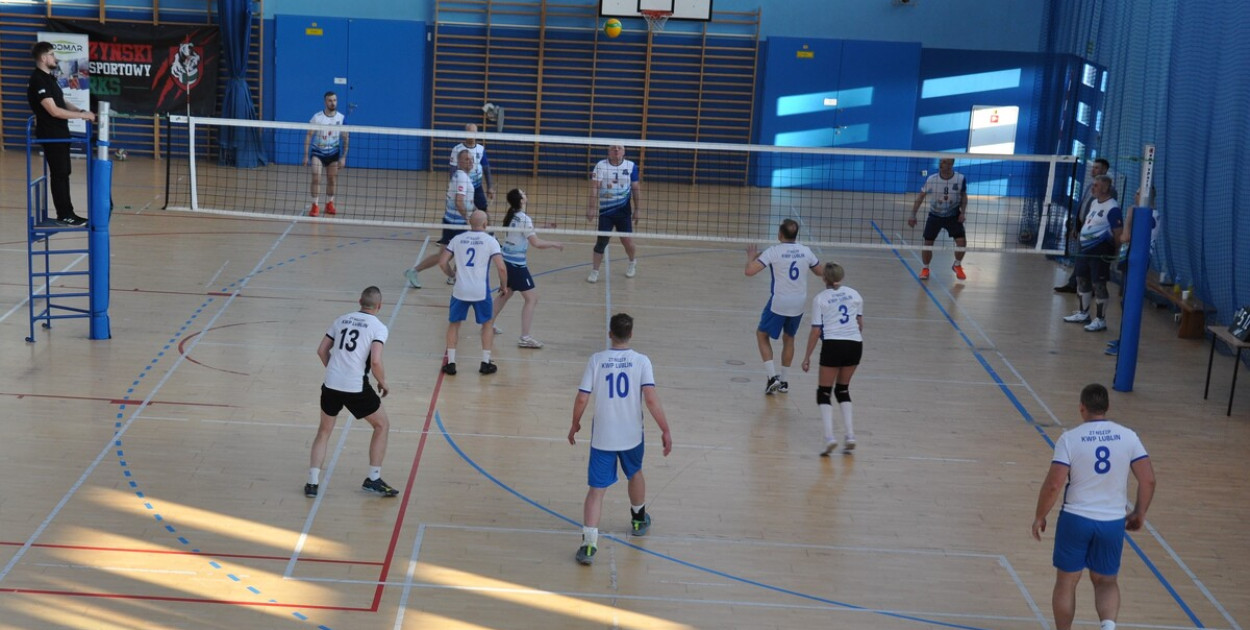 Wojewódzki turniej siatkówki policjantów rozgrywany w Radzyniu