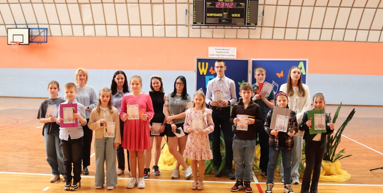 Konkurs wokalny "Wesoła Piosenka" w SP w Komarówce